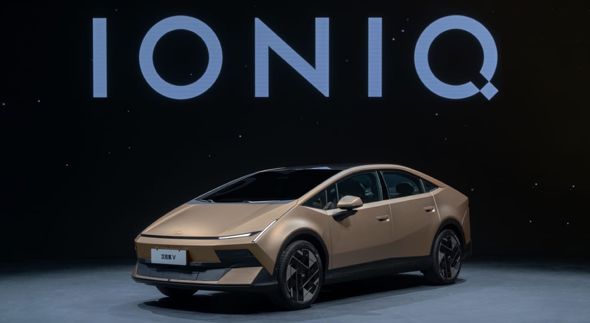 Hyundai Ioniq V dourado em apresentação na China