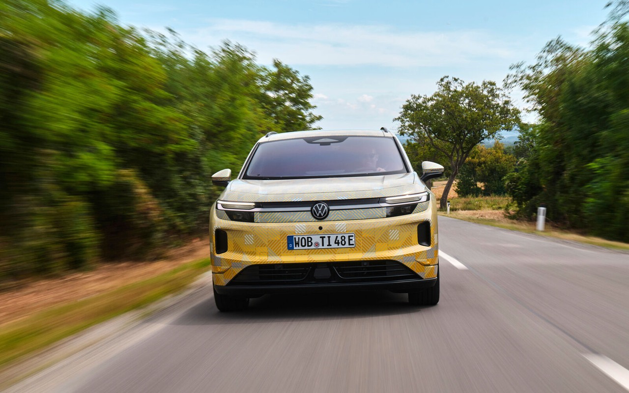 Protótipo camuflado do Volkswagen ID. Tiguan visto de frente em estrada