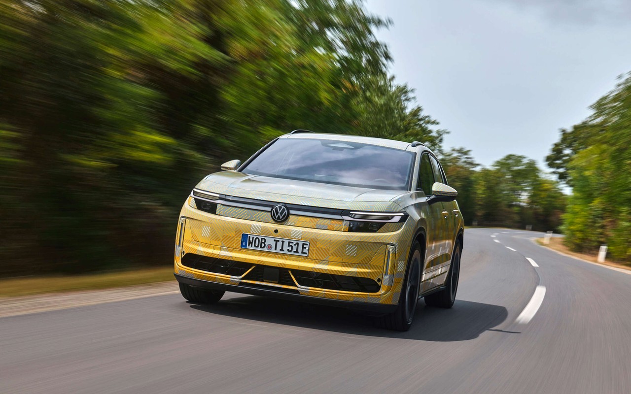 Protótipo camuflado do Volkswagen ID. Tiguan em movimento, visto de frente e em três quartos
