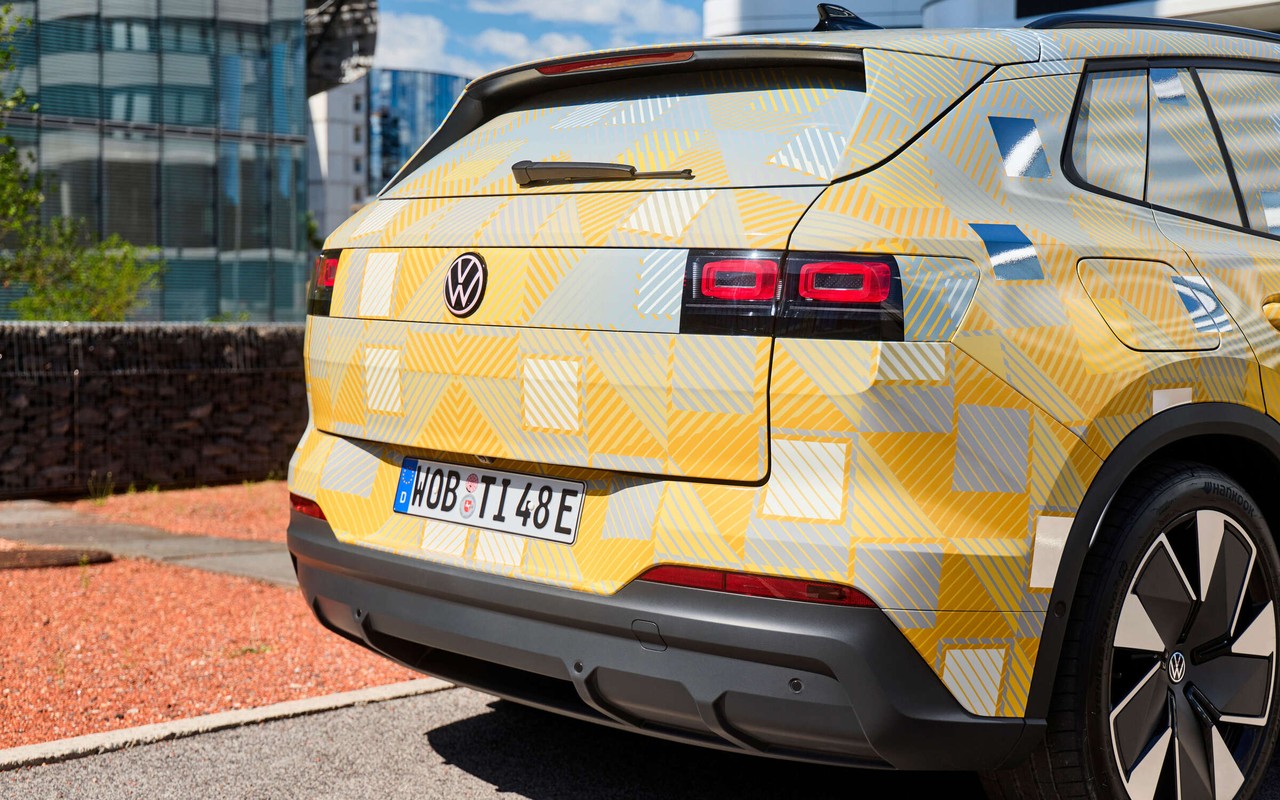 Detalhe da traseira e das lanternas do protótipo camuflado do Volkswagen ID. Tiguan