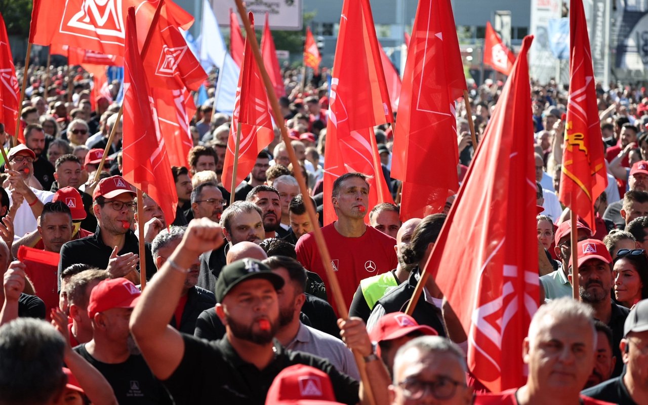 Trabalhadores da indústria automotiva alemã em manifestação com bandeiras da IG Metall