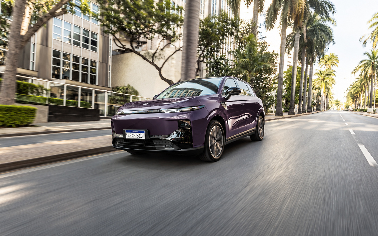 Leapmotor B10 roxo em movimento em avenida arborizada