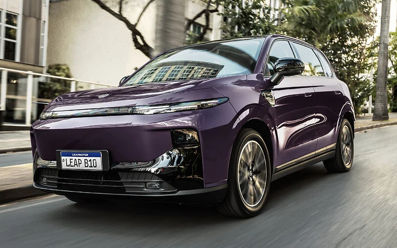 Leapmotor B10 roxo em movimento em via urbana