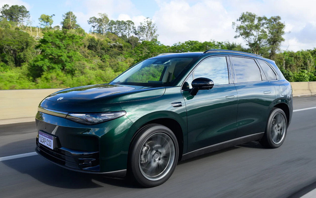 Leapmotor C10 verde em movimento na estrada
