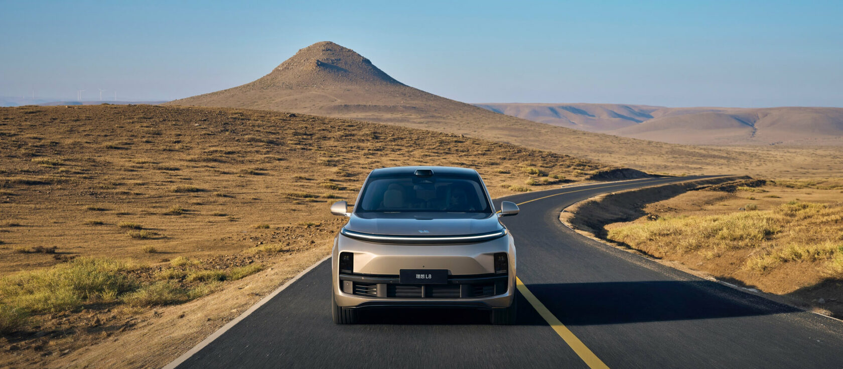 Li Auto L9 em cenário desértico, modelo que iniciou vendas oficiais nos Emirados Árabes Unidos