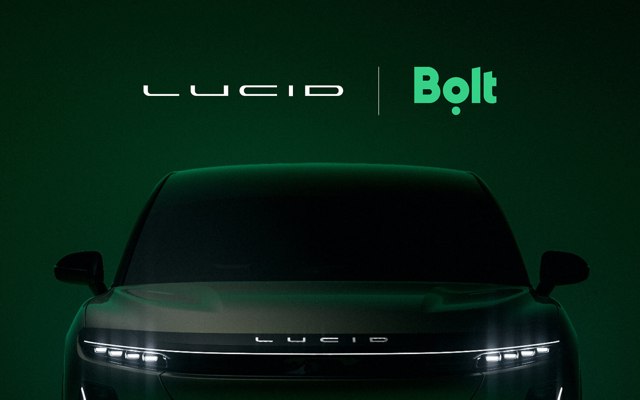 Imagem oficial da parceria Lucid e Bolt, com a dianteira de um veículo e logotipos
