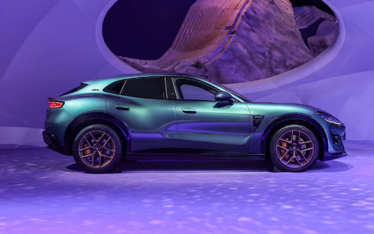 SUV elétrico Luxeed RX verde visto de perfil no Salão de Chengdu