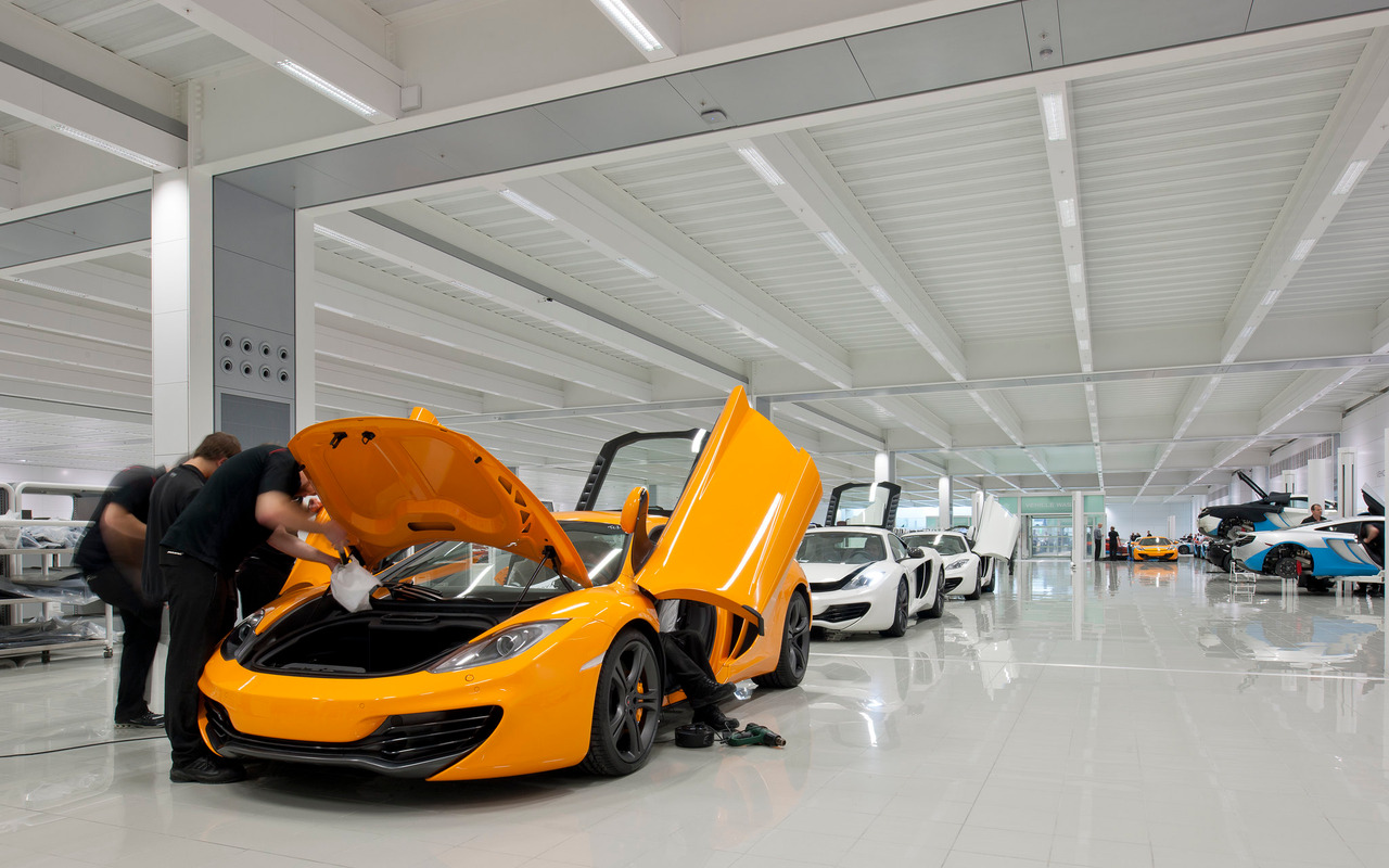 Automóveis em montagem no McLaren Production Centre, em Woking, em foto de arquivo