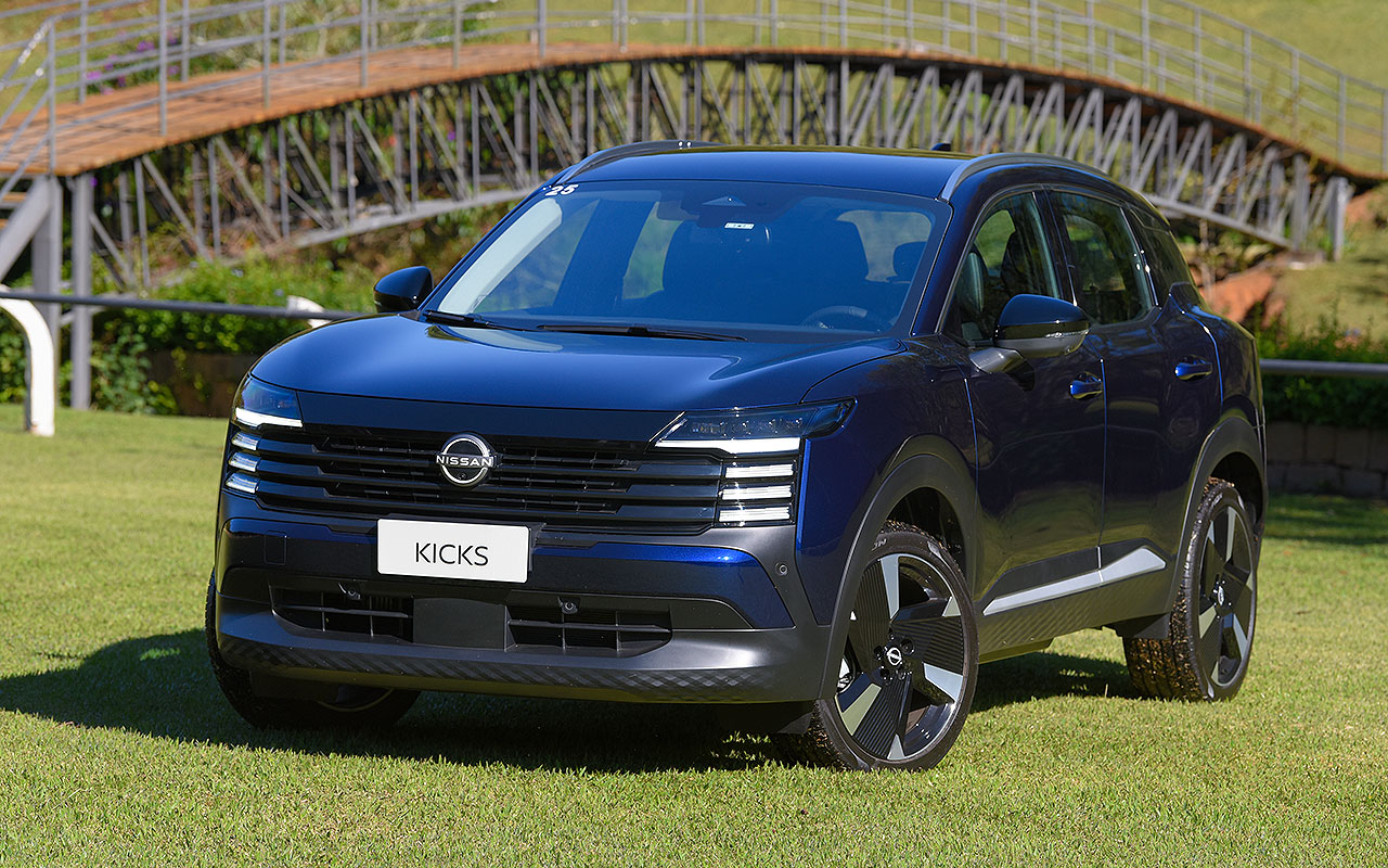 Nissan Kicks Exclusive azul visto de frente e de lado