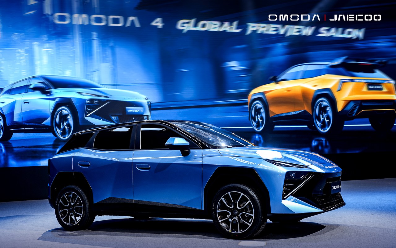 Omoda 4 azul exposto diante de painel com imagens do modelo