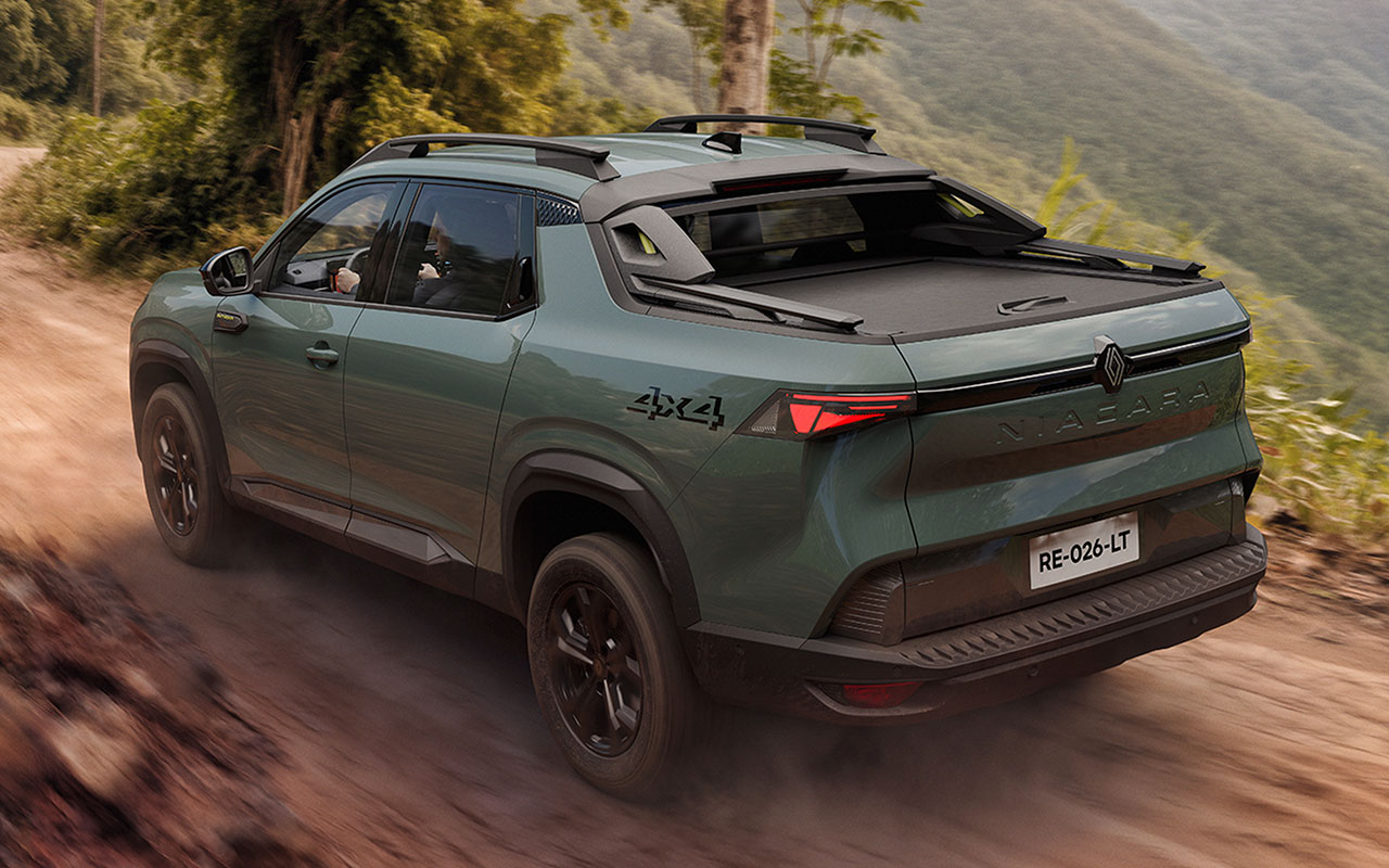 Renault Niagara verde vista de trás em uma estrada de terra