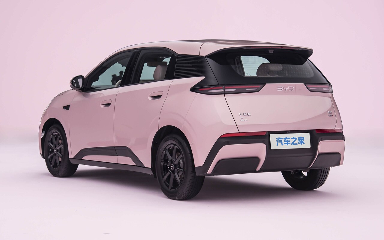 Novo BYD Seagull rosa visto de traseira em três quartos