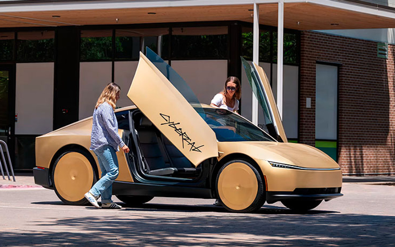 Tesla Cybercab dourado com portas abertas em ambiente urbano