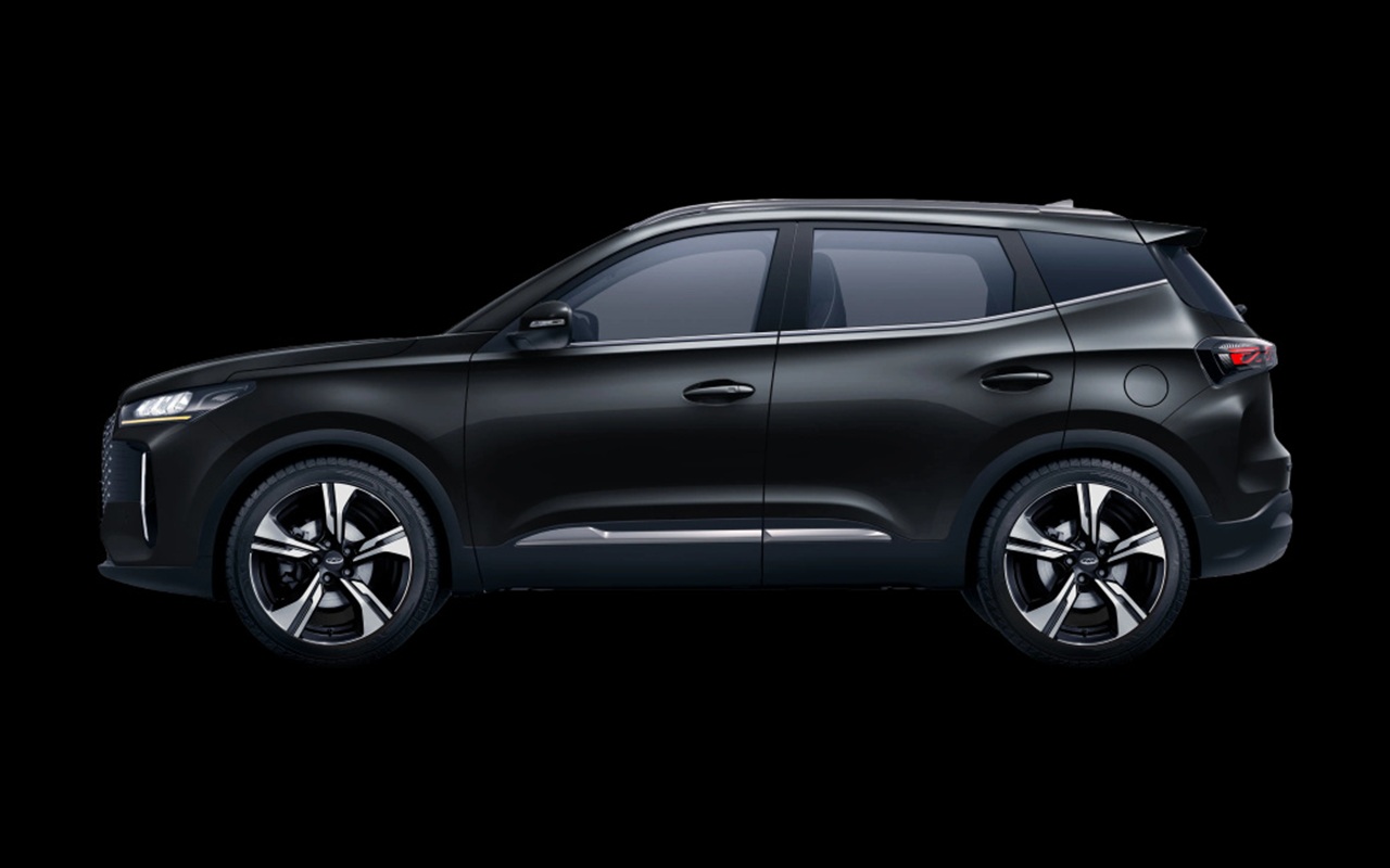 CAOA Chery Tiggo 5X Sport preto em vista lateral, com o veículo inteiro centralizado