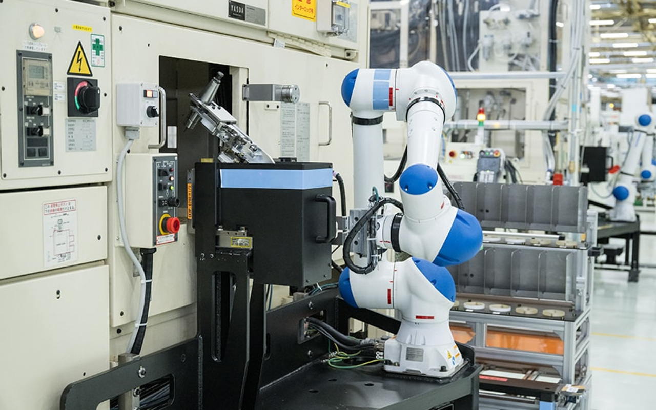 Robô industrial colaborativo branco e azul em instalação da Toyota