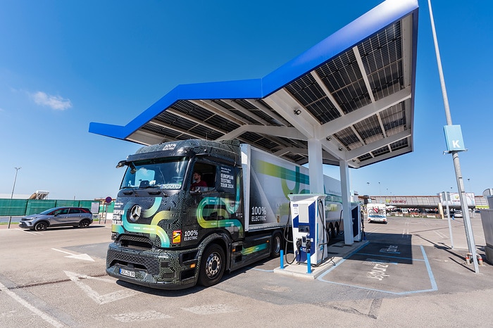 Caminhão elétrico Mercedes-Benz eActros 600 recarrega na Europa
