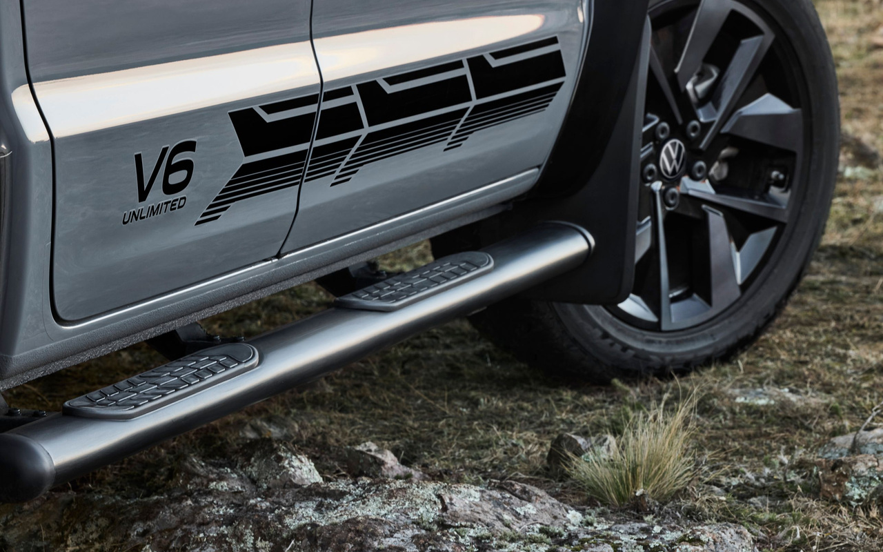 Detalhe do adesivo V6 Unlimited, do estribo oval escurecido e da roda da Amarok