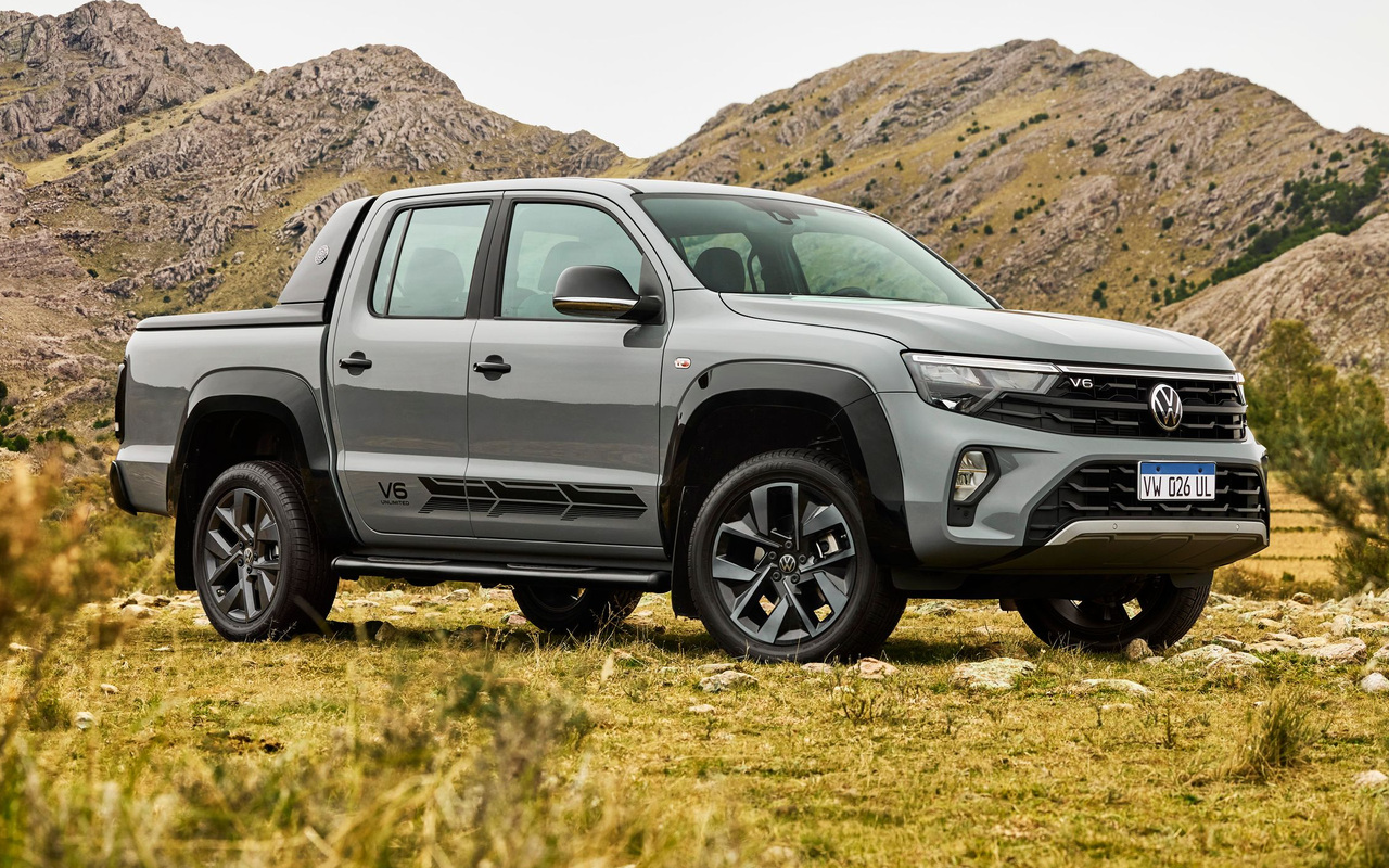 Volkswagen Amarok V6 Unlimited Cinza Moonstone em vista de três quartos dianteira, com a picape inteira centralizada