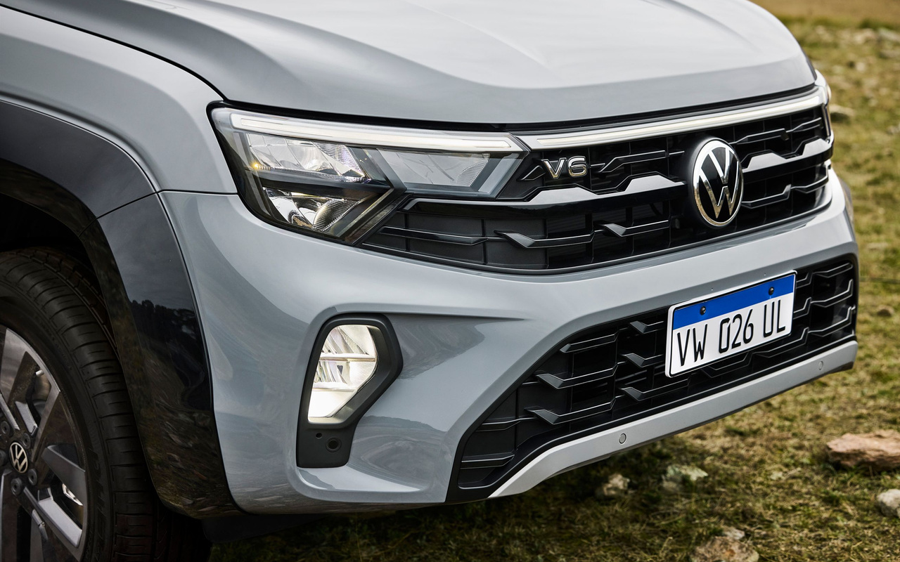 Grade frontal escurecida, emblema V6 e faróis da Volkswagen Amarok Unlimited