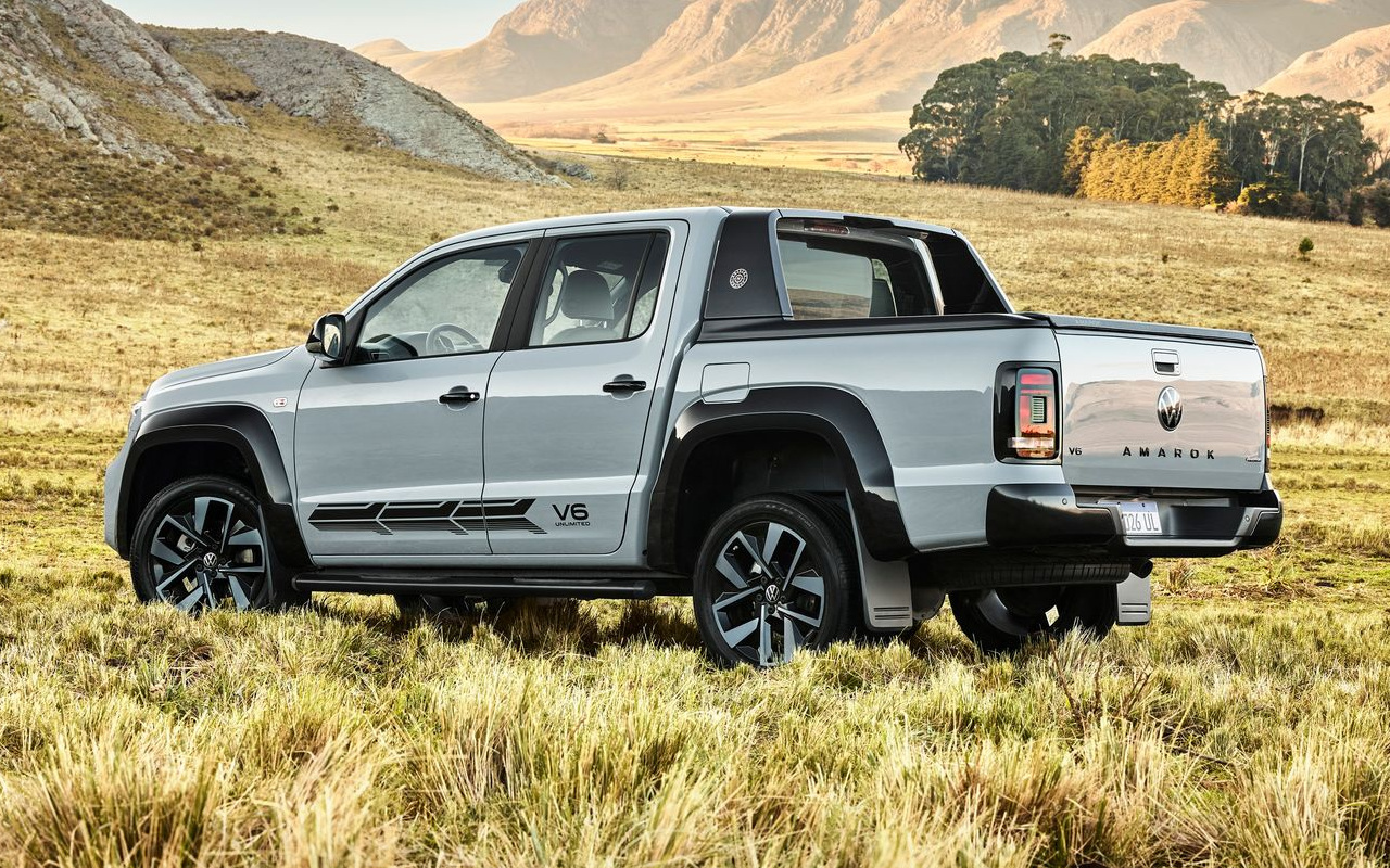 Volkswagen Amarok V6 Unlimited em vista de três quartos traseira, com a picape inteira centralizada