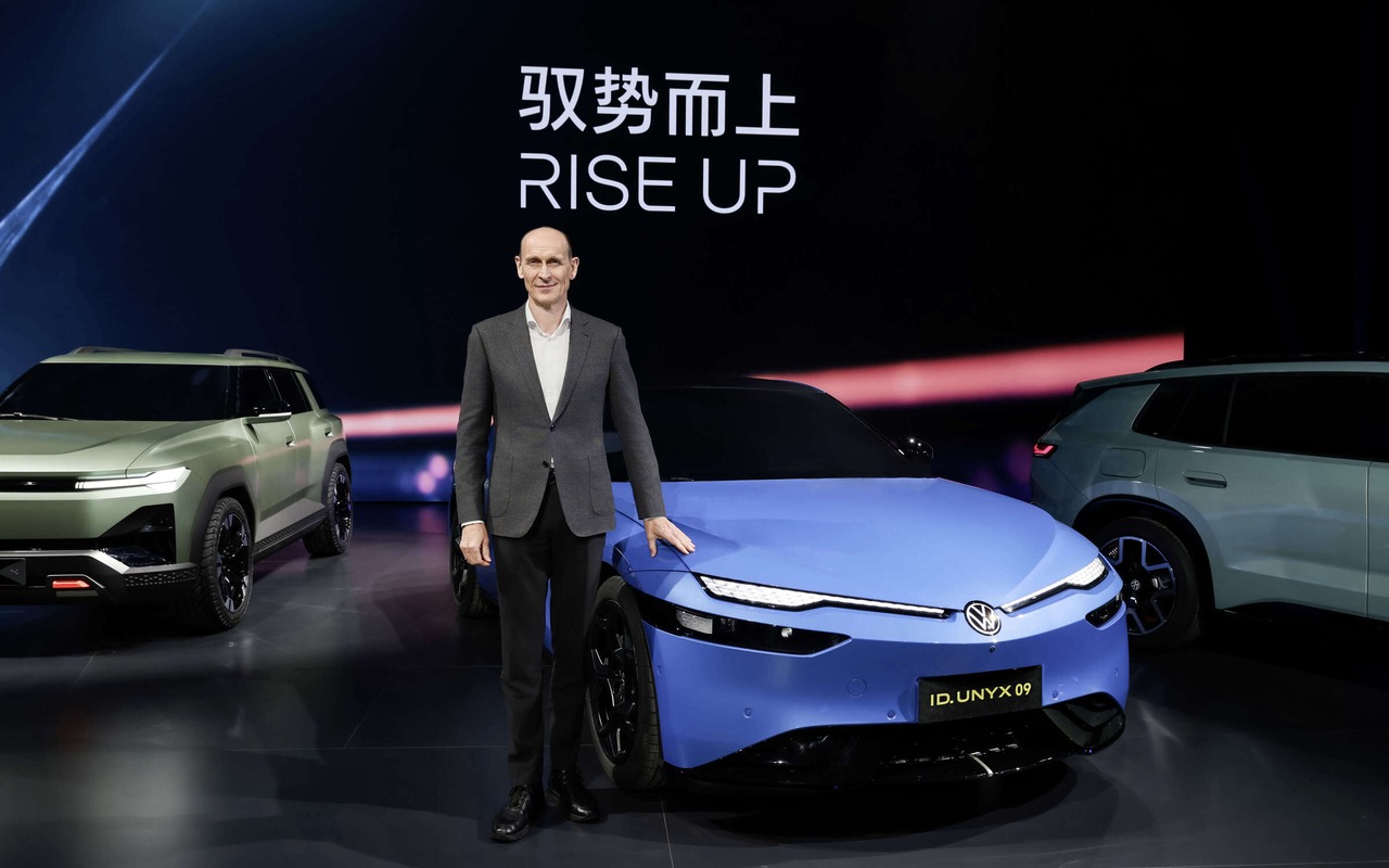 Ralf Brandstätter diante de modelos da Volkswagen na China