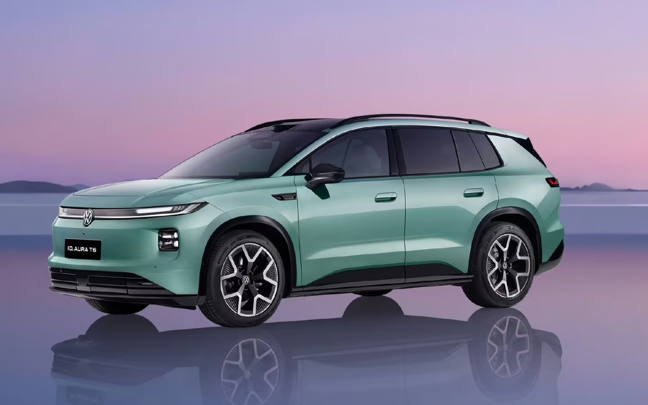 Volkswagen ID. AURA T6 verde visto de frente em três quartos