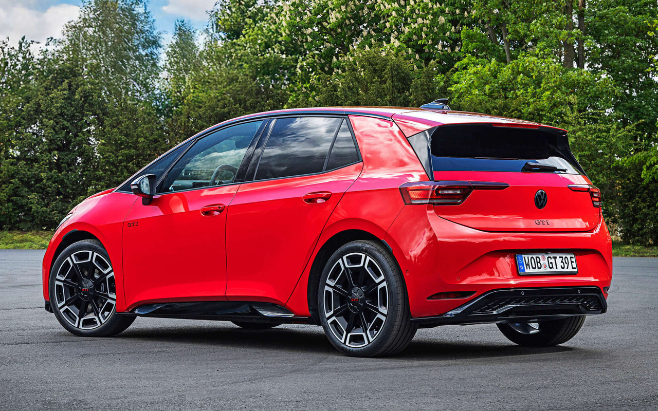 Volkswagen ID.3 GTI vermelho em vista de três quartos traseira
