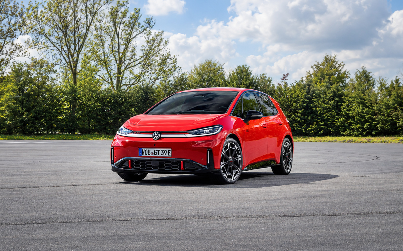 Volkswagen ID.3 GTI vermelho visto de três quartos dianteiro