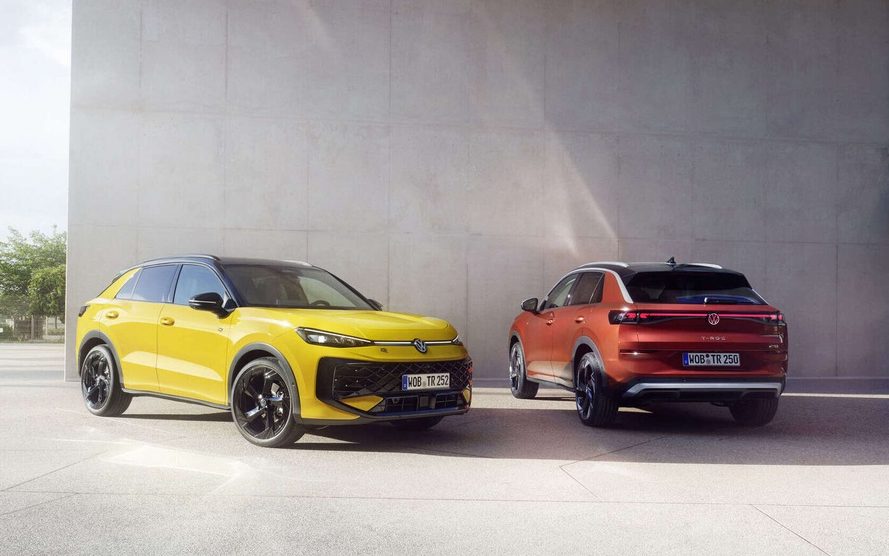 Dois Volkswagen T-Roc, um amarelo visto de frente e outro vermelho visto de traseira