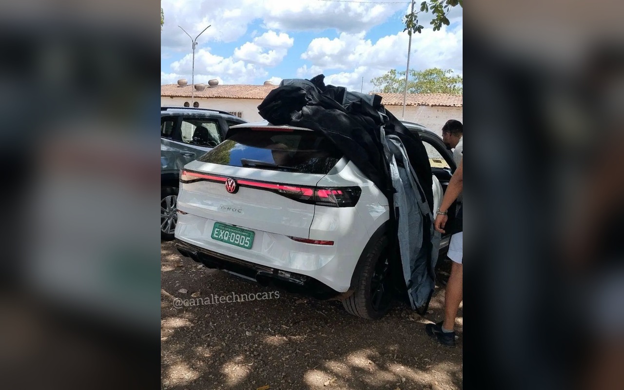 Volkswagen T-Roc branco parcialmente coberto durante testes no Maranhão
