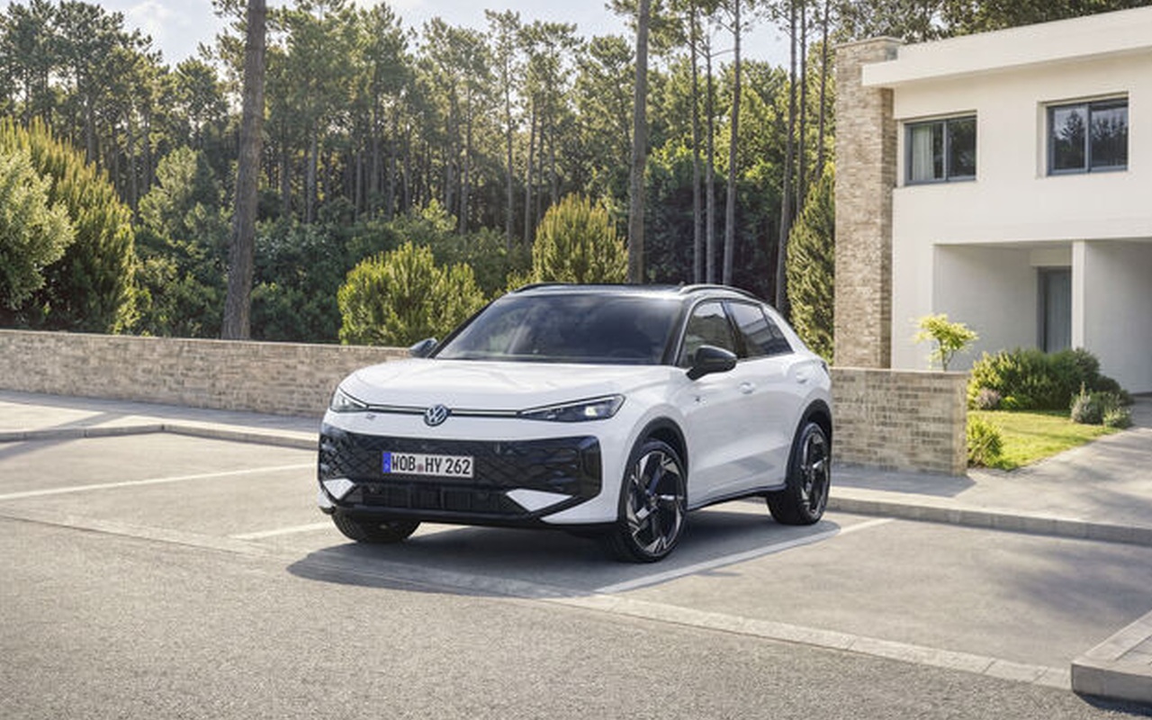 Novo Volkswagen T-Roc Hybrid branco visto de frente em área residencial