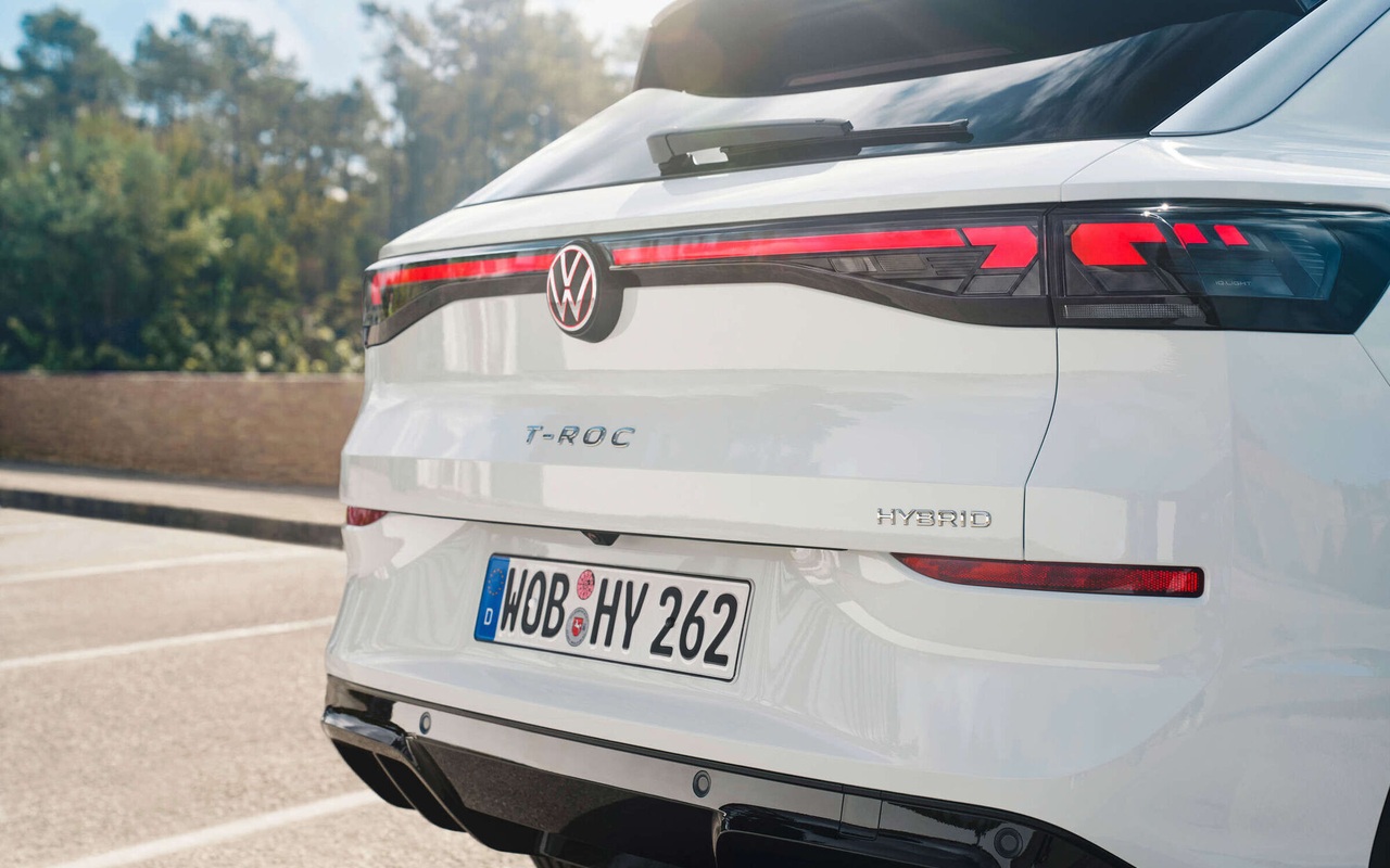 Detalhe da traseira do Volkswagen T-Roc Hybrid com lanternas acesas