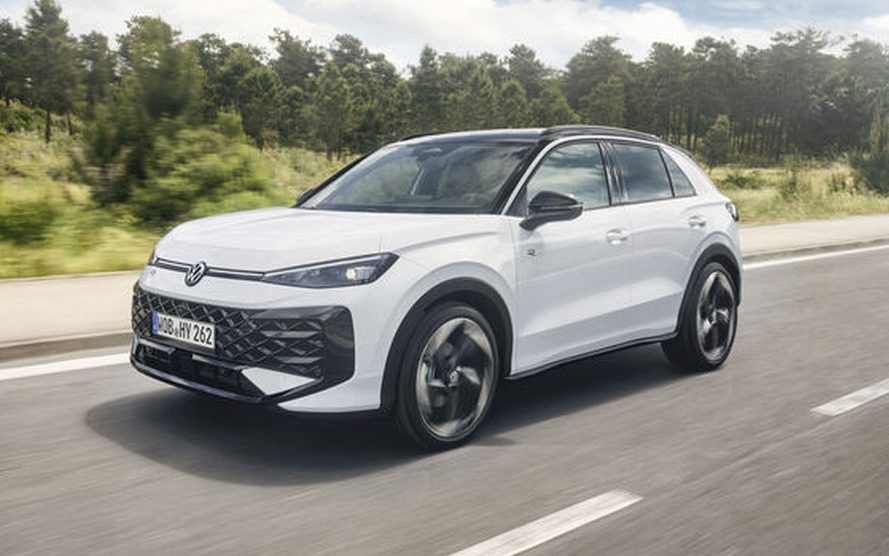 Volkswagen T-Roc Hybrid branco circulando em rodovia