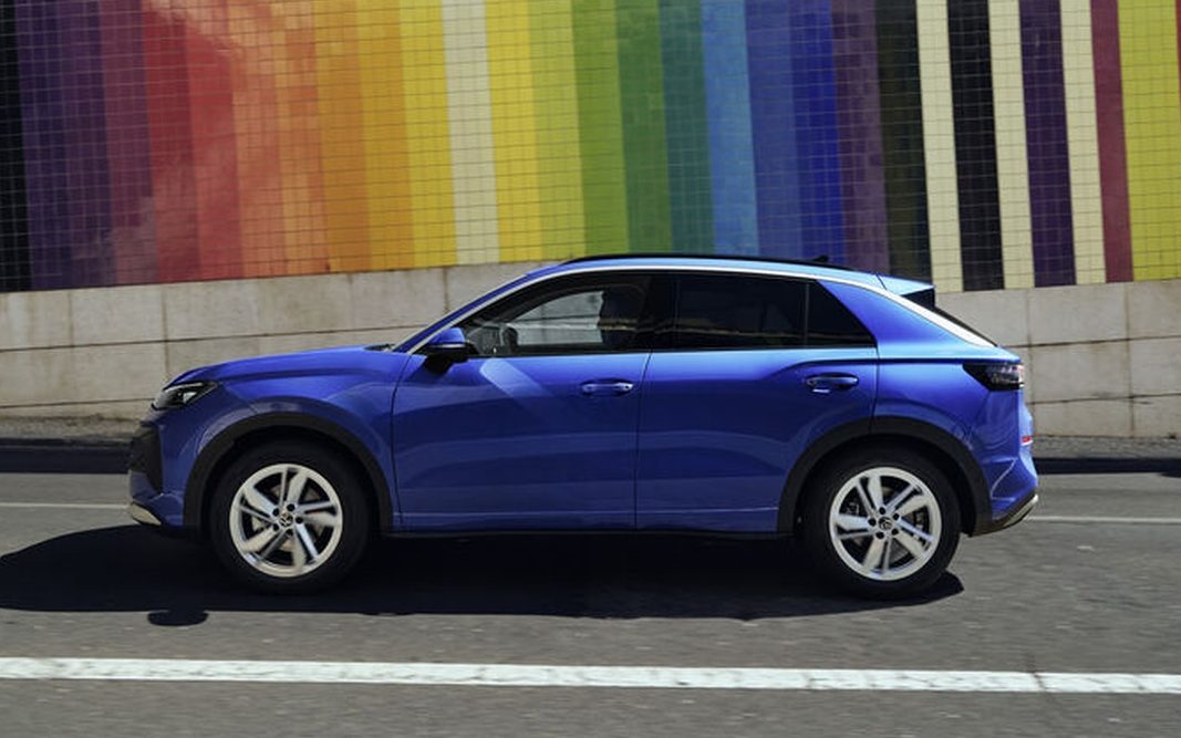 Novo Volkswagen T-Roc azul visto de perfil em movimento