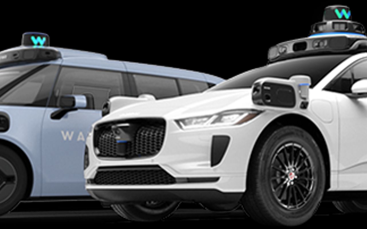 Veículos autônomos da Waymo com sensores instalados no teto