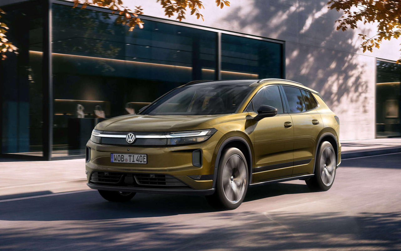 Volkswagen ID. Tiguan dourado em vista de três quartos dianteira em uma rua