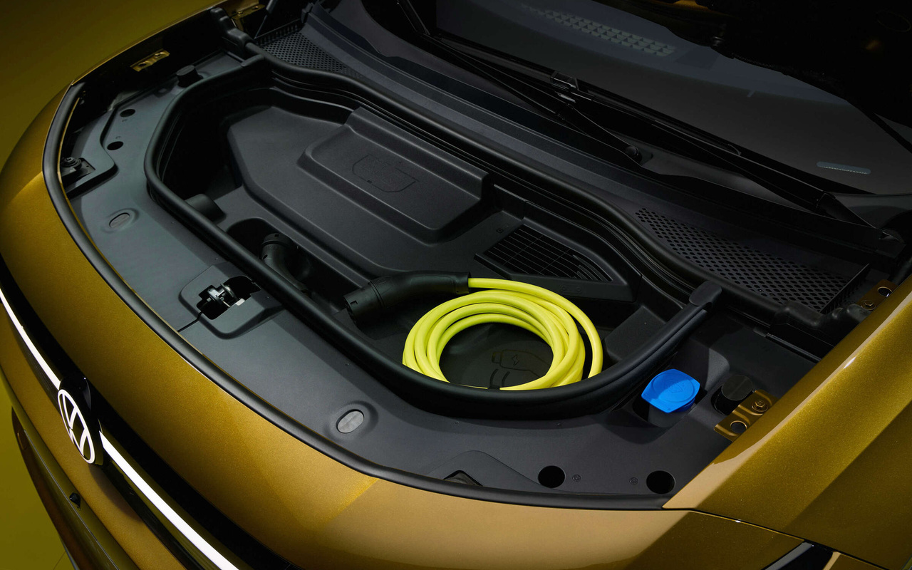 Compartimento sob o capô do Volkswagen ID. Tiguan com cabo de recarga amarelo