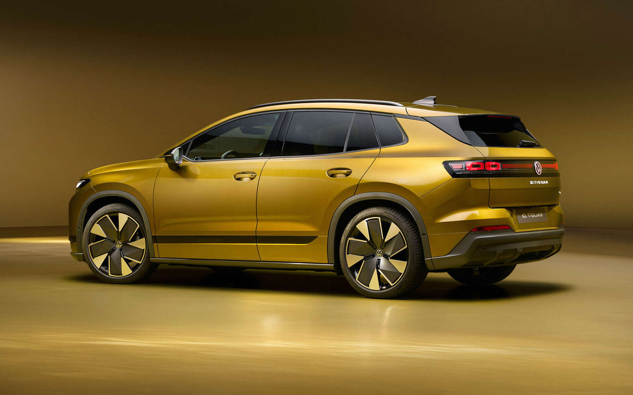 Volkswagen ID. Tiguan dourado em vista de três quartos traseira