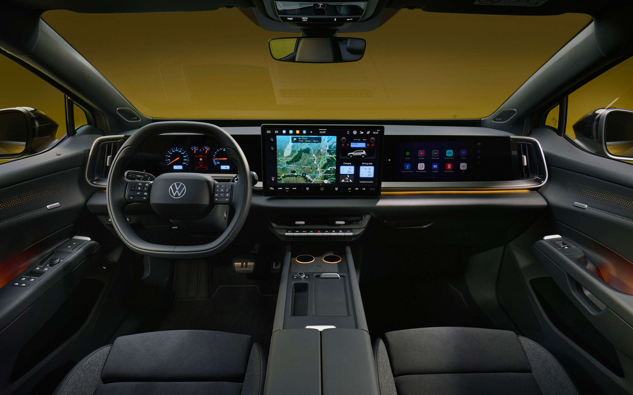 Painel do Volkswagen ID. Tiguan com volante, quadro de instrumentos, central multimídia e tela do passageiro