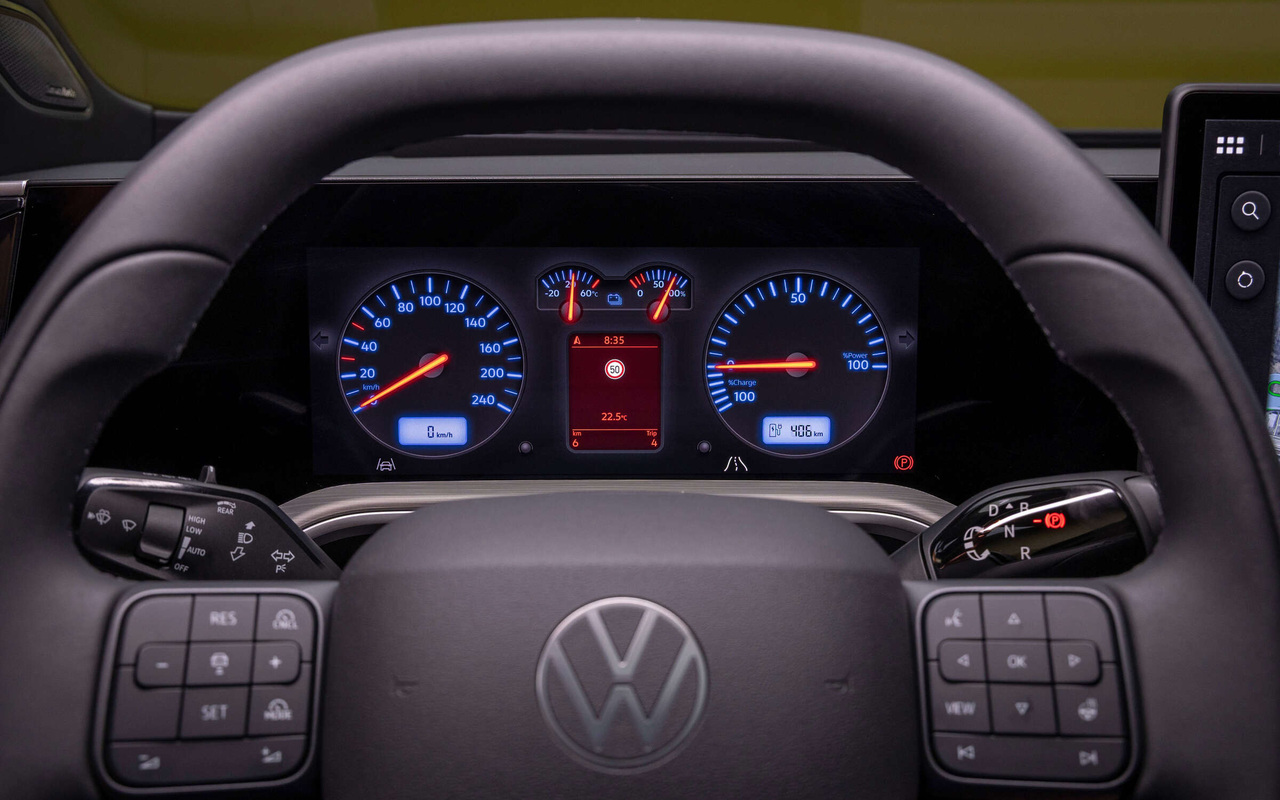 Quadro de instrumentos digital do Volkswagen ID. Tiguan com mostradores de desenho retrô e volante com botões físicos
