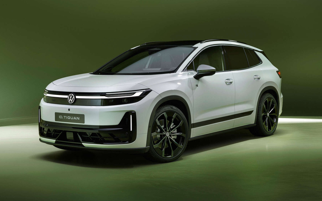 Volkswagen ID. Tiguan branco em vista de três quartos dianteira