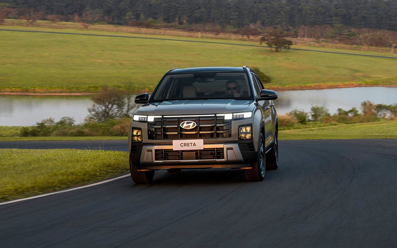 Hyundai Creta visto de frente em uma curva, com o veículo centralizado na imagem