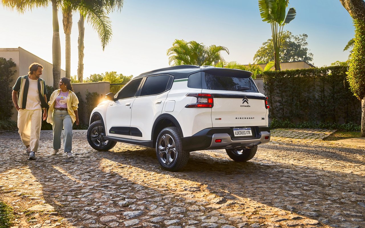 Citroën Aircross XTR branco visto pela traseira e lateral em rua arborizada