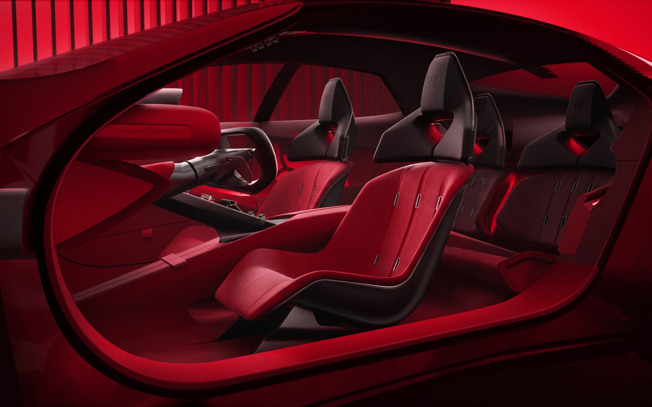 Bancos dianteiros e traseiros do Alfa Romeo Cuorerosso em cabine com acabamento vermelho
