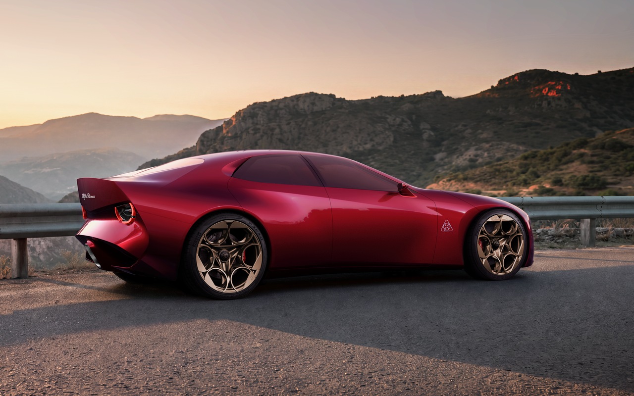 Alfa Romeo Cuorerosso vermelho visto de traseira em três quartos em estrada de montanha