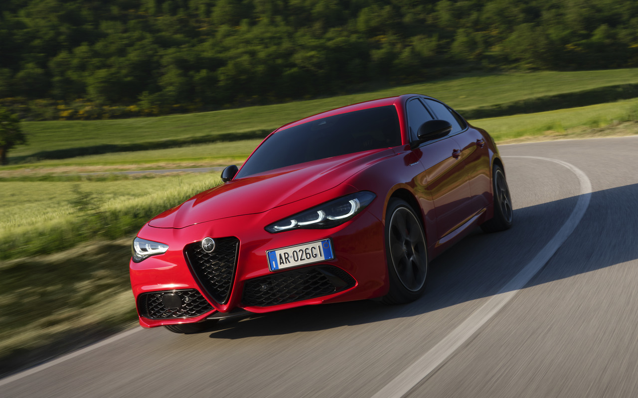 Alfa Romeo Giulia vermelho em uma curva, visto de três quartos dianteiro