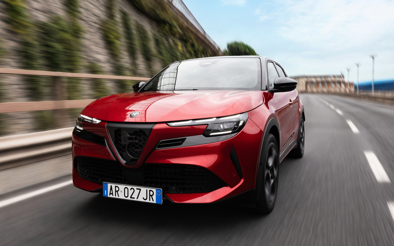 Alfa Romeo Junior MY27 vermelho em movimento, visto de três quartos dianteiro