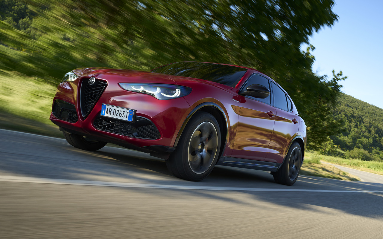 Alfa Romeo Stelvio vermelho em movimento, visto de três quartos dianteiro