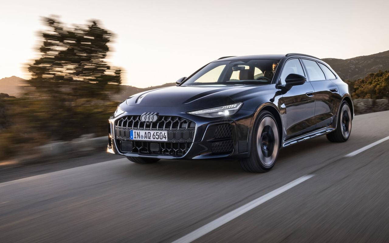 Audi A6 allroad TDI azul vista de frente e de lado em uma estrada