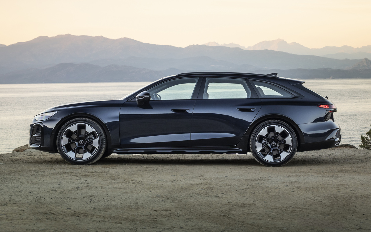 Audi A6 allroad TDI azul vista de perfil, parada diante de um lago e montanhas